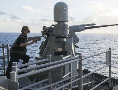 Βίντεο: Άσκηση με πραγματικά πυρά στο USS America με το πυροβόλο Mk 38 MOD 2 των 25mm